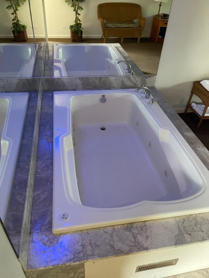 Vibe Inn - Whirlpools Suites - Лионс Экстерьер фото